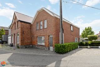 Op een rustige locatie te Putte bevindt zich deze op te frissen woning met 3 slaapkamers en gezellige tuin. U bevindt zich hier in een rustige...