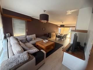Ruime en verzorgde woning te koop<br /><br />Deze rustig gelegen woning met 3 slaapkamers is gelegen in een aangename woonomgeving en biedt een combinatie van ruimte, comfort en praktische voorzieningen.<br /><br />De woning beschikt over een ruime oprit met meerdere parkeerplaatsen, een garage en een praktische buitenruimte.<br /><br />Het dak werd volledig gerenoveerd in 2023, een belangrijke investering die reeds voor de toekomstige eigenaar werd uitgevoerd. Daarnaast werd in 2022 een nieuwe cv-ketel geplaatst.<br /><br />Belangrijkste troeven<br /><br />* 🏠 Dak gerenoveerd in 2023<br />* 🔥 Nieuwe cv-ketel geplaatst in 2022<br />* ⚡ EPC: 372 kWh/m² – label D<br />* 🚗 Ruime oprit met voldoende parkeergelegenheid<br />* 🅿️ Garage<br />* 🌿 Buitenruimte<br />* 🛏️ 3 slaapkamers<br />* 🚽 2 wc’s<br />* ☀️ Veel natuurlijke lichtinval<br />* 🔑 Verzorgde woning met verschillende recente vernieuwingen<br /><br />Een interessante woning voor wie op zoek is naar een ruime en praktische gezinswoning, waarbij reeds belangrijke investeringen zoals het dak en de verwarmingsinstallatie werden uitgevoerd.<br /><br />Interesse in deze woning? Neem gerust contact op voor meer informatie of een bezoek ter plaatse.