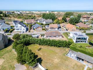<p><strong>Bouwgrond in Westende, rustig gelegen nabij de kust en met diverse bouwmogelijkheden.</strong><br /><br /> </p>

<p>Deze bouwgrond van ca. 726 m² in de Strandloperslaan biedt een mooie opportuniteit voor wie een woning op maat wil realiseren aan de Belgische kust. Het perceel geniet van een rustige ligging met een vlotte verbinding naar het centrum, de zee en omliggende gemeenten, ideaal voor permanente bewoning of een tweede verblijf.<br /><br /> </p>

<p>Het perceel is gelegen in zone 7 voor open en halfopen bebouwing. Naast een vrijstaande woning behoren ook halfopen bebouwing of koppelbouw tot de mogelijkheden volgens de geldende bouwvoorschriften. Er zijn maximaal twee volwaardige bouwlagen, eventueel aangevuld met een dakvolume. De dakvorm is vrij te kiezen binnen de geldende voorschriften, wat extra architecturale vrijheid biedt.<br /><br /> </p>

<p><strong>Belangrijkste ruimtes:</strong><br />• Bouwgrond van ca. 726 m²<br />• Open of halfopen bebouwing mogelijk<br />• Mogelijkheid tot koppelbouw<br />• Ruimte voor tuin, terras en private parkeergelegenheid<br /><br /> </p>

<p><strong>Troeven:</strong><br />• Rustige ligging in Westende<br />• Vlotte verbinding naar zee, winkels en invalswegen<br />• Diverse bouwmogelijkheden binnen zone 7<br />• Twee volwaardige bouwlagen + dakvolume<br />• Vrije dakvorm binnen de voorschriften<br /><br /> </p>

<p>Neem vandaag nog contact op met je ERA-makelaar voor meer informatie over het perceel en de bouwmogelijkheden.<br /><br /> </p>

<p><strong>JOUW DROOMGROND. ZO GEVONDEN!</strong></p>