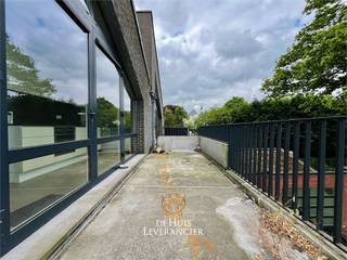 In de 3 Beuken residentie, niet ver van het centrum van Kontich, vinden we deze luxueuze service flat terug. <br />De residentie is gebouwd in 2012 en beschikt over alle moderne voorzieningen. <br /><br />Hier vind je alles terug om een zorgeloze oude dag door te brengen. Het appartement is luxueus ingericht en is zo’n 60m2 groot. <br /><br />Het bestaat uit een ruime leefruimte met afgeschermde open keuken. Daarnaast ligt de badkamer en slaapkamer met schuifdeur. <br />Het ruim terras is de kers op de taart! <br /><br />Het appartement bevindt zich op de 2e verdieping, bereikbaar met de lift en de trap. <br />De residentie zelf beschikt over een zwembad, sauna, jacuzzi, fitness centrum, cafetaria, petanque-baan, etc. Uiteraard is er ook de permanentie van het zorgpersoneel! <br /><br />Een ondergrondse autostaanplaats is niet in vraagprijs begrepen en moet verplicht mee aangekocht worden. <br /><br />Goed om te weten: dit appartement wordt ook te koop aangeboden (huurkoop mogelijk). <br /><br />Kom snel kijken! <br /><br /> EPC : 211kWh/m2 (Label C)<br />G-Score : A - P-Score : A<br />Maandelijkse provisie gemeenschappelijke kosten : € 80,-<br /><br /><br />Dit is niet wat U zoekt ? Al gehoord van AANKOOPBEGELEIDING ? Wij zoeken, bezoeken en onderhandelen mee met U voor eigendommen die worden aangeboden door particulieren, andere makelaars, of die zelfs (nog) niet te koop staan? Hoe doen we dit? Vraag meer informatie over aankoopbegeleiding via info@dehuisleverancier.be of 0489/069.000 <br /><br />de Huisleverancier : Persoonlijk, voor iedereen Service, Kwaliteit en Vertrouwen !<br /><br />