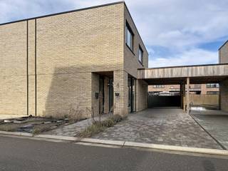 Deze recente BEN-woning uit 2019 is een echte buitenkans voor wie rustig wil wonen in een aangename woonwijk in Maaseik. U komt binnen in de inkomhal die toegang geeft tot de lichtrijke leefruimte met open keuken. Vanuit de leefruimte heeft u rechtstreeks toegang tot de tuin met terras, ideaal om te genieten van het buitenleven.
Op de eerste verdieping bevinden zich drie slaapkamers en een moderne badkamer, uitgerust met zowel een bad als een douche. Daarnaast is er op elke verdieping een apart toilet, wat extra comfort biedt voor het hele gezin.
De woning beschikt bovendien over een praktische carport.
De ligging vormt een extra troef. U woont hier in een rustige en kindvriendelijke buurt, terwijl winkels, scholen en sportfaciliteiten zich op korte afstand bevinden. Ook het gezellige centrum van Maaseik, met zijn historische marktplein, horecazaken en diverse handelszaken, is vlot bereikbaar. Dankzij de goede verbindingswegen bent u bovendien snel onderweg naar omliggende gemeenten.