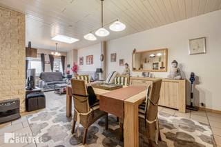 Deze gesloten bebouwing is gunstig gelegen in Sint-Niklaas en biedt een leuk woonvolume met tal van mogelijkheden. Via de inkomhal betreedt u...