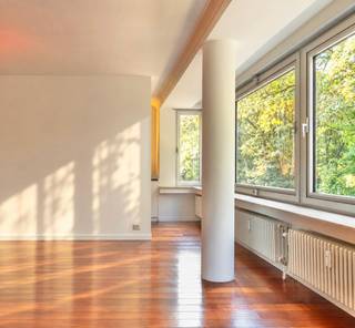 <p>Ideaal gelegen tegenover het Elisabethpark, zonder inkijk en met zicht op het park, bevindt dit prachtige architectenappartement van 140 m² zich in een rustige en groene omgeving, vlak bij het centrum van Brussel. Het metrostation Simonis ligt op slechts enkele minuten wandelen en biedt een vlotte verbinding met Dansaert, de Zavel en de verschillende wijken van het stadscentrum. Ook de Ring is snel bereikbaar. Het appartement werd volledig gerenoveerd in 2020 en omvat: inkomhal, woonkamer, twee slaapkamers, bureau, badkamer met douche, keuken, terras, wasruimte, maatwerkmeubilair/schrijnwerk en kelder. Provisie voor kosten: €250/maand (gemeenschappelijke delen, verwarming, warm en koud water). Staanplaats voor een motor of kleine wagen: €80/maand. Massief exotisch parket. EPC: D (daterend van vóór de werken). Beschikbaar vanaf 1 oktober 2026. De mooie volumes, de lichtinval en de ligging zullen u zeker bekoren! Een bezoek waard.</p>