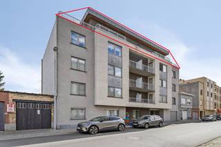 Ontdek dit schitterende penthouse van 130m² met 68m² aan terrassen en een panoramisch uitzicht over de skyline van Roeselare. Het...