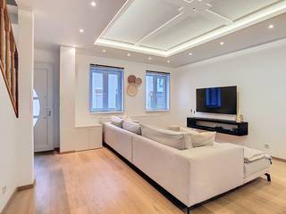 Bent u op zoek naar een woning waar u werkelijk alleen nog maar uw koffers hoeft uit te pakken? Dit prachtig en volledig gerenoveerd huis in het hart van Rupelmonde biedt de perfecte combinatie van modern wooncomfort en een uitstekende energetische score. Dankzij het gunstige EPC-label A bent u verzekerd van een toekomstbestendige investering.De indeling:- Kelder- Lichtrijke leefruimte met een moderne uitstraling.- Volledig geïnstalleerde open keuken voorzien van alle toestellen.- Gastentoilet op het gelijkvloers.- Gezellige koer.- Eerste slaapkamer.- Tweede volwaardige slaapkamer.- Badkamer- Ruime derde slaapkamer op de zolderverdieping.Een unieke kans voor wie een duurzaam en energiezuinig huis wil kopen.De eigendom wordt aangeboden via de Pre-sale formule. Op zaterdag 28/03/2026 tussen 10:30 en 13:00 kan u de woning op afspraak komen bezichtigen en een bod uitbrengen. De vermelde prijs is een instelprijs. Voor meer info, gelieve contact op te nemen met de dossierverantwoordelijke.