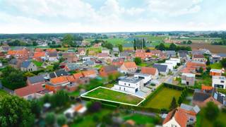 <span><span>Nabij het centrum van <strong>Houthulst</strong>,<strong> </strong>gelegen in een <strong>rustige verkaveling</strong>, bieden we u dit waardevolle perceel bouwgrond aan. Dit lot bouwgrond beschikt over een grondoppervlakte van <strong>561 m² </strong>en<strong> </strong>bevindt zich in de nabijheid van verschillende handelszaken, school, openbaar vervoer, warenhuizen, en andere noodzakelijke voorzieningen. Het perceel is geschikt voor een <strong>alleenstaande bebouwing met inpandige garage en/of carport. </strong>Bovendien kan men genieten van een <strong>zuid-georiënteerde tuin</strong> (zongericht!).<br /><br /><u>De afmetingen en mogelijkheden zijn als volgt:</u></span></span>
<ul>
<li><span><span>Perceelbreedte van ca. 14,8 m (ter hoogte van de bouwlijn) tot 20,14 m (achtergrens) en 13,32 m (uiterste voorgrens);</span></span></li>
<li><span><span>Perceeldiepte van 33,25 m à 35,56 m;</span></span></li>
<li><span><span>Maximale bouwdiepte van 15 m voor het gelijkvloers en 12 m voor de eerste verdieping;</span></span></li>
<li><span><span>Maximale bebouwbare oppervlakte van 200 m<sup>2</sup>;</span></span></li>
<li><span><span>Mogelijkheid tot het bouwen van een woning met <strong>1 gelijkvloerse bouwlaag en eerste verdieping in hellend dak</strong>. Ook een volledig gelijkvloerse woning behoort tot de mogelijkheden.</span></span></li>
<li><span><span>Mogelijkheid tot het oprichten van een <strong>bijgebouw van max. 30 m<sup>2</sup></strong> (exclusief carport).</span></span></li>
</ul>
<span><span>Er is geen bouwverplichting van toepassing op dit perceel. <strong>In de bijgevoegde foto's tonen we u een simulatie van een type woning die hier kan gebouwd worden.</strong><br /><br />Bent u opzoek naar een ruim perceel bouwgrond, geschikt voor het bouwen van een alleenstaande nieuwbouwwoning op een rustige locatie?<br /><br />Contacteer ons op het nummer <strong>051 50 11 51</strong> of stuur een mail naar <strong>diksmuide@diksimmo.be</strong> voor meer informatie omtrent de mogelijkheden. </span></span>