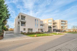 Op een boogscheut van het centrum van Halen en op slechts 3 minuten wandelen van de gekende snuffelmarkt hebben in ons prachtig nieuwbouwproject “<strong>Residentie Halon</strong>” nog enkele mooie gelijkvloerse appartementen te koop! Appartement B2 bijvoorbeeld beschikt over 2 ruime slaapkamers en heeft een aangenaam terras.<br /><br />Ook dit nieuwbouwappartement beschikt over een eigen warmtepomp en PV-panelen om zo uw energiefactuur tot een minimum te beperken. Een groot pluspunt als toekomstige woonst of duurzame en kwalitatieve investering!<br /><br />Voor meer informatie ontvangen we u graag bij ons op kantoor of ter plaatse om dit prachtige project tot in de puntjes toe te lichten. Bel nu Elien Mombaerts op het nummer 0470/38.21.30.