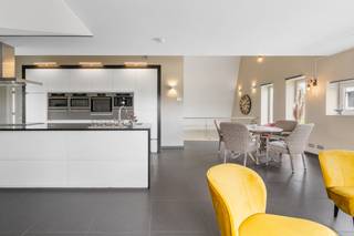 <strong>Te koop: prachtig en volledig afgewerkte woning met 3 slaapkamers op toplocatie in Deerlijk.</strong><br /><br /><br />Het is een ruime en volledig instapklare woning met een bewoonbaar oppervlakte van 223m². De woning is zeer energiezuinig, met een EPC A, vloerverwarming via een warmtepomp, 24 zonnepanelen en een regenwaterput van 10.000L.<br />Een grote troef is de ligging, de woning is landelijk gelegen maar zeer vlot bereikbaar en snel op de autosnelweg. <br /><br /><br /><u><strong>Indeling:</strong></u><br />Je komt binnen in een grote, lichtrijke inkomhal waar je toegang hebt tot 3 volwaardige slaapkamers met elk een eigen badkamer en toilet. Daarnaast is er op de benedenverdieping ook nog een polyvalente ruimte, in te richten naar eigen noden en smaak. Dit kan gebruikt worden als hobbykamer, ruimte voor zelfstandige activiteit...<br /><br />Boven heb je het gastentoilet, de heel lichtrijke leefruimte en de volledig ingerichte keuken met keukeneiland, voorzien van een warmhoud-lade, ingebouwd koffieapparaat, vaatwas op hoogte, teppanyaki ...Grenzend aan de keuken is er ook een praktische bijkeuken.<br /><br />De tuin is zuidgericht en voorzien van 2 terrassen, één terras is overdekt. Er is een bijgebouw/tuinhuis van 26m² die gebruikt kan worden als opbergruimte, of als zomerkeuken, atelier ... Ook is er een buitendouche aanwezig met zowel koud als warm water, alsook een sauna voor 4-6 personen.<br /><br />Het huis beschikt over een automatische poort en veel ruimte om auto's te parkeren (laadpaal al aanwezig).<br /><br /><u><strong>Troeven:</strong></u>
<ul><li>Energiezuinig - EPC A</li><li>Volledig instapklaar</li><li>Vlotte bereikbaarheid</li></ul>
<br /><strong>Is dit jouw droomwoning? Neem dan snel contact op met Indra voor meer info of een bezoek - 0473/61.10.10.</strong>