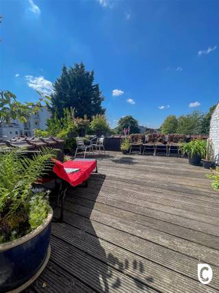 <p><span>Handelspand en 2 appartementen in Mortsel</span></p><p><span> </span></p><p><span>Bent u op zoek naar een solide investering met een uitstekend rendement?</span></p><p><span>Wij bieden u dit uniek investeringspand aan in Mortsel. Dit pand omvat een commerciële handelsruimte en twee ruime appartementen met elk twee slaapkamers, verdeeld over een totale oppervlakte van 250 m²(90 m², 70 m² en 90 m²). Beide appartementen zijn recent gerenoveerd met vernieuwde badkamers, keukens en ramen. Daarnaast zijn ze voorzien van energiezuinige gasboilers en beschikken ze over comfortabele zuid georienteerde terrassen. De handelsruimte op het gelijkvloers biedt extra mogelijkheden en zorgt voor een stabiele inkomstenstroom.</span></p><p><span>Het pand wordt momenteel verhuurd aan stabiele en betrouwbare huurder die alles goed onderhouden, wat u de zekerheid geeft van zorgeloos netto-rendement van rond 6% </span><span>(11/12 maanden verhuurd,incl. registratierechten).</span><span> Deze combinatie van een levende locatie en vernieuwde wooneenheden en goede verhuurders maakt dit een investering die u niet wilt missen. </span></p><p><span> </span></p><p><span>Voor meer info over dit pand of een bezoek ter plaatse kunt u contact opnemen met ons kantoor op 03/449 49 77. </span></p><p><span> </span></p>