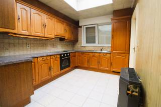 <h3><span>Rocket Sale: Uw Kans op een Droomwoning!</span></h3><p><span>Bent u op zoek naar een woning en wilt u zelf bepalen welk bod u uitbrengt? Dan is onze </span><span>Rocket Sale</span><span> dé perfecte kans voor jou!</span></p><p><span>Voor deze exclusieve verkoopopbrengsten krijgt een minimum bod van </span><span>65.000</span><span> , en op </span><span>17 oktober 2026</span><span> tussen </span><span>10:00 en 11:00</span><span> u de unieke gelegenheid om de woning nog één keer te bezichtigen en uw </span><span>laatste bod</span><span> uit te brengen.</span></p><p><span>Na afloop van deze bezoekdag worden alle biedingen verzameld en aan de eigenaar voorgelegd. Dit is uw moment om een sterk bod neer te leggen en uw kans te ondernemen!</span></p><p><span>Datum laatste bezoekmoment:</span><span> 17 oktober 2026<br /></span><span>Tijdstip:</span><span> 10:00 - 11:00 <br /></span><span>Minimumbod:</span><span> 65.000</span></p><p><span>Mis deze kans niet en zet uw volgende stap richting uw droomwoning! Heeft u vragen of wenst u meer informatie? Neem gerust contact op met ons op.</span></p><p><span>Rocket Sale Snel, Eerlijk en Transparant!</span></p><p><span> </span></p><p><span> </span></p><p><span>Welkom bij deze interessante woning in hartje Roeselare. Dit charmante pand biedt een perfecte combinatie van woonruimte en potentie, ideaal voor koppelaars of investeerders die een project willen realiseren.</span></p><p><span> </span></p><p><span>De woning beschikt over een totale woonoppervlakte van 102 m² verdeeld over 2 comfortabele slaapkamers. Met een grondoppervlak van 70 m² heeft deze eigendom ook een achterplaats die voorzien is van nader onderzoek waard potentieel voor uitbreiding.</span></p><p><span> </span></p><p><span>Het interieur kenmerkt zich door ruime leefruimten met originele houten afwerkingen. De begane grond beschikt over een spacious open woonkamer met aangename houten plafondafwerking, gevolgd door een goed uitgeruste keuken met houten kasten en een functioneel werkblad. De keuken is voorzien van een oven en biedt voldoende bergruimte.</span></p><p><span> </span></p><p><span>Beide slaapkamers zijn voorzien van houten wandbekleding, wat een warm en natuurlijk ambiance creëert. De ene slaapkamer heeft een parketvloer met decoratieve motieven, terwijl de andere kamer een aangename woonsfeer biedt.</span></p><p><span> </span></p><p><span>De ligging in Roeselare geeft gemakkelijke toegang tot alle lokale voorzieningen, winkels en openbaar vervoer.</span></p><p><span> </span></p><p><span>Deze woning vormt een solide basis voor wie op zoek is naar een betaalbare eigendom in een gevestigde wijk met authentieke karakter.</span></p>