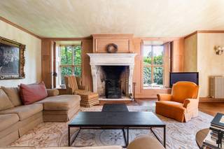 <p>Uitzonderlijke Stephane Boens villa op toplocatie te Brasschaat<br /><br />Deze exclusieve villa op ca. 6.700m2, ontworpen door architect Stephane Boens, is gelegen op één van de meest gegeerde locaties in Brasschaat. De woning combineert tijdloze architectuur met hoogwaardige materialen en een verfijnde afwerking, met oog voor detail in elk aspect.<br /><br />Indeling gelijkvloers<br />- riante inkom afgewerkt met natuursteen<br />- stijlvolle woonkamer (54m²) op massieve parketvloer met authentieke kasteelhaard<br />- bureau/bibliotheek (42m²) op eiken parket met ingebouwde eiken kasten en open haard<br />- elegante eetkamer (32m²) met rechtstreekse toegang tot het terras<br />- volledig uitgeruste leefkeuken (64m²) op leisteen met Lacanche-fornuis en kwalitatieve inbouwapparatuur<br />- ontbijthoek in de keuken met rechtstreekse toegang tot het (overdekt) terras<br />- vanuit de leefkeuken toegangsdeuren naar het overdekt terras (30m²) met openhaard<br />- praktische bijkeuken (19m²) met maatwerkkasten en dienstingang<br />- speelkamer gelegen naast de leefkeuken<br />- inpandige garage (60m²) met plaats voor drie wagens<br />- kelderverdieping met ruime stockageruimte en stooklokaal<br /><br />Verdieping<br />- ruimte nachthal met afzonderlijk toilet<br />- masterbedroom met aparte dressingkamer en luxe hoofdbadkamer<br />- de hoofdbadkamer in Carrera marmer, voorzien van onder meer een dubbele lavabo en douche<br />- tweede slaapkamer (32m²) met eigen badkamer<br />- derde slaapkamer (26m²) met aparte bergkamer(extra badkamer)<br />- vierde slaapkamer (22m²), momenteel ingericht als extra bureau<br />- wasplaats met doorgang naar de conciergerie /ontspanningsruimte<br />- ontspanningsruimte (60m²) met aparte trap naar de inpandige garage<br /><br />Tuin<br />- volledig omheind perceel met automatische toegangspoort<br />- ruim overdekt terras met open haard en mooie zichten op de aangelegde tuin<br />- sfeervol poolhouse met rieten dak en bijkomende garageruimte<br />- uitzonderlijk uitzicht op het achterliggend natuurgebied<br />- zuid gerichte oriëntatie, ideaal voor optimale lichtinval<br /><br />Bijzonderheden:<br />- karaktervolle architectuur met uitzonderlijke aandacht voor detail en hoogwaardige materialen<br />- plafondhoogte op het gelijkvloers van 3 meter<br />- vloerverwarming op het gelijkvloers, verwarming op stookolie (Buderus) met een tankinhoud van 9.500 liter<br />- dubbele beglazing met teak houten schrijnwerk<br />- blanco elektriciteitsattest<br />- goede isolatie (zoldervloer en dakhelling), en laag energieverbruik<br /><br /><span>Stedenbouwkundige inlichtingen in aanvraag</span></p>