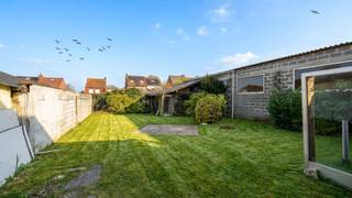 Deze alleenstaande woning is rustig gelegen in de Rode Kruisstraat te Maldegem, een aangename residentiële straat in een groene en goed bereikbare omgeving. De ligging is aangenaam en rustig maar wel met een vlotte verbinding naar het zowel het centrum van Maldegem als naar de grotere steden als Brugge en Gent. Een uitstekende bereikbaarheid.<br /><br />De woning zelf betreft een volledig te renoveren bungalow, gelegen op een perceel van 638 m², en biedt tal van mogelijkheden voor wie op zoek is naar een renovatieproject op een mooie locatie.<br /><br />Indeling als volgt: inkomhal, ruime leefruimte, aparte keuken, drie à vier slaapkamers en een badkamer. Naast de woning bevindt zich een oprit met toegang tot de garage en verschillende bijgebouwen. Achteraan het perceel geniet u van een aangename, zonnige tuin, ideaal om te genieten van het buitenleven.<br /><br />Kortom, een interessante opportuniteit voor wie een woning volledig naar eigen smaak wil renoveren op een rustige en toch centraal gelegen locatie.<br /><br />Interesse? Plan uw bezoek!<br />Contacteer Willem Cauwels via tel 050 89 27 70 voor een afspraak.