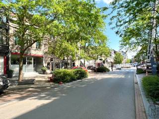 Hospitality business in the center of Ronse, with an apartment and studio. This building offers numerous options. On the ground floor, you'll find the restaurant area and the professional kitchen. The rear section includes a restroom, a bedroom with an open shower, and a space that can serve various purposes. There is also a large storage room and a small courtyard. From the spacious night hall on the first floor, you can access three bedrooms and a shower room with a toilet. The second floor features a loft that includes a living area, sleeping area, bathroom (with a bath, shower, and toilet), and a mezzanine. There is also a basement.