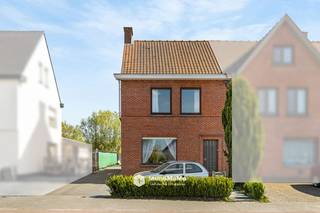 Halfopen bebouwing met 3 slaapkamers, 2 badkamers en zonnige tuin te koop in Stekene!<br /><br />In de Oost-Eindeken 64 te Stekene vindt u deze charmante halfopen bebouwing uit 1954, die sinds 2023 gedeeltelijk werd gerenoveerd. De woning beschikt over een gunstig EPC-label C, 12 zonnepanelen, 3 slaapkamers, 2 badkamers en een mooie tuin op een perceel van 690 m².<br /><br />Troeven:<br />- Halfopen bebouwing<br />- 3 slaapkamers<br />- 2 badkamers<br />- EPC-label C<br />- 12 zonnepanelen<br />- Garage + 3 parkeerplaatsen<br />- Perceel van 690 m²<br />- Gedeeltelijk gerenoveerd sinds 2023<br /><br />Indeling:<br />Via de inkomhal komt u in de ruime leefruimte met veel lichtinval. Aansluitend bevindt zich de keuken, die directe toegang geeft tot de gelijkvloerse badkamer en het buitenterras. Zowel vanuit de keuken als de leefruimte heeft u een mooi zicht op de tuin.<br />Op de eerste verdieping bevinden zich 2 slaapkamers en een vernieuwde badkamer. Via een vaste trap bereikt u de tweede verdieping, waar de 3de slaapkamer is ingericht. Buiten geniet u van een grote zonnige tuin, een garage en meerdere parkeerplaatsen. Achteraan de woning zijn er nog 2 buitenstaanplaatsen voorzien en vooraan is er plaats voor een extra wagen.<br /><br /><br />Interesse? Bel 0470 89 18 34 of mail naar dario@immomamo.be