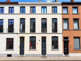 In een aangename en levendige buurt, vlak bij de Visserij, bevindt zich dit recent volledig vernieuwde dakappartement.<br /><br />Het appartement beschikt over een ruime en lichtrijke leefruimte, volledig ingerichte keuken. Deze is uitgerust met een koelkast met diepvriesvak, vaatwasser, keramische kookplaat, dampkap en oven, slaapkamer, verzorgde douchekamer, voorzien van een douche, lavabomeubel en toilet.<br /><br />Het appartement bevindt zich op de bovenste verdieping van een studentengebouw en werd integraal vernieuwd, met onder meer nieuwe vloeren, een nieuwe keuken en badkamer en nieuwe verlichting.<br /><br />Een gemeenschappelijke fietsenberging en vuilnisberging zijn aanwezig.<br /><br />Dankzij de uitstekende ligging bevinden winkels, horeca en openbaar vervoer zich op wandelafstand. Ideaal voor wie comfortabel en centraal wil wonen in Gent.<br /><br />EPC: 402 kWh/m² per jaar<br />Beschikbaarheid: 01/11/2026<br /><br />Interesse? Vraag eenvoudig een bezoek aan via e-mail.