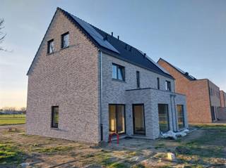 Nieuwbouwproject: Twee BEN20-woningen nabij de jachthaven van het Kanaal naar Beverlo. Ontdek dit prachtige nieuwbouwproject bestaande uit twee...