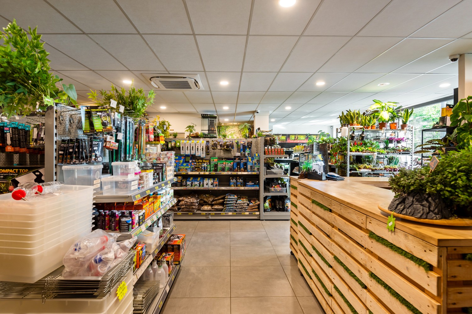Ruim handelsgelijkvloers (208 m²) met brede etalage en buitenruimte (72 m²) in Kontich - foto 5