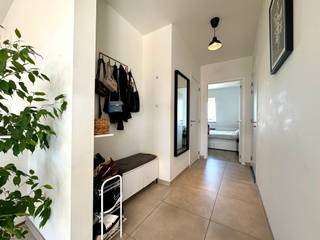 INDIEN U EEN BEZOEK WENST IN TE PLANNEN GELIEVE EEN BEZOEK AAN TE VRAGEN VIA WWW.HILLEWAERE.BE VIA DE RODE KNOP<br /><br />Dit 1-slaapkamer appartement ligt op de 2de verdieping in een kleinschalig complex in het centrum van Oud-Turnhout. Rustig gelegen doch op wandelafstand van winkels en openbaar vervoer.<br /><br />Indeling:<br />Ruime en lichte woonkamer met toegang naar het terras. De open keuken is volledig ingericht met een koelkast, keramische kookplaat, combi-oven en vaatwasser. Aansluitend aan de keuken heb je de berging/wasplaats. Hier is voorziening voor wasmachine en droogkast. Verder is er nog 1 ruime slaapkamer, voorzien van verduistering, een apart toilet en een badkamer met wastafel en douche.<br /><br />De huur omvat tevens een ondergrondse staanplaats (nr. 2) en een bijzonder ruime privatieve kelderberging.<br /><br />Bijzonderheden:<br />- Beschikbaar vanaf 1/11/2026<br />- Servicekosten: 65 € per maand<br />- Lift aanwezig