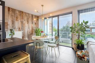 Bent u op zoek naar een modern en instapklaar appartement op een uitstekende locatie in Hasselt? Dit stijlvolle appartement in Residentie Hassaporta, gebouwd in 2012, combineert hedendaags wooncomfort met een uitstekende bereikbaarheid en een bijzonder praktische inrichting.<br /><br />Via de verzorgde gemeenschappelijke inkomhal bereikt u met de lift de eerste verdieping. De moderne architectuur van de residentie, met veel glas en natuurlijke lichtinval, zorgt meteen voor een aangename en eigentijdse uitstraling.<br /><br />Bij het betreden van het appartement komt u in de inkomhal, waar een apart gastentoilet is voorzien. Vanuit de inkomhal bereikt u de ruime en lichtrijke open leefruimte, waarin de keuken, eetplaats en zithoek mooi in elkaar overvloeien.<br /><br />De volledig geïnstalleerde keuken beschikt over een natuurstenen werkblad en een stijlvolle mozaïekafwerking en is uitgerust met onder meer een AEG-inductiekookplaat, microgolfoven, oven en koelkast, aangevuld met een dampkap en een 1,5-spoelbak.<br /><br />Een absolute troef is het aansluitende westgerichte terras van ca. 12 m². Dankzij de gunstige oriëntatie en de ligging over de volledige breedte van de leefruimte kunt u hier heerlijk genieten van de namiddag- en avondzon. Een ideale plek om te ontspannen, een aperitief te drinken of gezellig te tafelen.<br /><br />Het appartement onderscheidt zich bovendien door de uitgebreide maatwerkinrichting en de bijzonder grote hoeveelheid ingebouwde kastruimte. Zowel in de leefruimtes, de inkomhal, de berging als de slaapzone werd maximaal ingezet op praktische opbergruimte. Dit zorgt niet alleen voor een zeer opgeruimd interieur, maar maakt ook optimaal gebruik van de beschikbare oppervlakte.<br /><br />Aansluitend aan de keuken bevindt zich de praktische berging, voorzien van ingebouwde kasten en een schoenenkast, aansluiting voor de wasmachine, de verwarmingsinstallatie en de boiler.<br /><br />Via de nachthal bereikt u de slaapkamer, die eveneens beschikt over ruime ingebouwde kasten en een ingebouwde tv-kast, evenals de aparte dressing. De badkamer is uitgerust met een inloopdouche, een badkamermeubel met dubbele wastafel en bijkomende kastruimte.<br /><br />Bij het appartement hoort bovendien een ondergrondse autostaanplaats en een ruime kelderberging van ca. 6 m², waardoor er ook buiten het appartement voldoende extra opslagruimte beschikbaar is.<br /><br /><em>Uitstekende ligging</em><br />Het appartement bevindt zich in een aantrekkelijke en goed bereikbare buurt, op korte afstand van het centrum van Hasselt. Winkels, horeca, openbaar vervoer en andere dagelijkse voorzieningen bevinden zich in de onmiddellijke omgeving.<br />Dankzij de vlotte verbinding met de belangrijkste invalswegen en de nabijheid van de E313 en E314 geniet u bovendien van een uitstekende bereikbaarheid.<br /><br /><em>Troeven</em><br />+ Moderne residentie uit 2012<br />+ Uitstekende ligging nabij het centrum van Hasselt<br />+ Bewoonbare oppervlakte van ca. 87 m²<br />+ Westgericht terras van ca. 12 m² over de volledige breedte van de leefruimte<br />+ EPC-label A<br />+ Bijzonder veel ingebouwde kasten en maatwerk<br />+ Slaapkamer met ingebouwde kasten en tv-kast<br />+ Aparte dressing<br />+ Ondergrondse autostaanplaats<br />+ Ideaal als eigen bewoning én als investering<br />+ Beschikbaar vanaf 1 augustus 2027<br /><br />Een modern en energiezuinig appartement dat uitblinkt in comfort en praktische inrichting, met bijzonder veel kwalitatief maatwerk, een royaal westgericht terras en een uitstekende ligging nabij het centrum van Hasselt.<br /><br />Voor meer informatie of een bezichtiging, neem contact op met Stephanie Odeurs via 0474 73 64 84 of stephanie@vestio.com.
