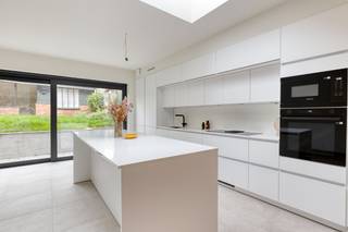 Ben je op zoek naar een energiezuinige woning zonder zorgen, waar je meteen kan intrekken?<br />Deze volledig vernieuwde woning combineert eigentijds wooncomfort met een stijlvolle afwerking en een doordachte indeling.<br /><br />Je wordt verwelkomd in een ruime inkomhal met apart gastentoilet.<br />Vooraan bevindt zich een ruime bergplaats met aparte toegang, ideaal als wasruimte, extra opslag of het veilig stallen van fietsen.<br />De lichte woonkamer en open keuken vormen samen een gezellige leefruimte.<br />De keuken is volledig vernieuwd en voorzien van kwalitatieve inbouwtoestellen en voorzien van voldoende kastruimte.<br /><br />Op de eerste verdieping bevinden zich <strong>twee slaapkamers</strong> en een moderne badkamer met inloopdouche, lavabomeubel en toilet.<br />De zolderverdieping is bereikbaar via een vaste trap en doet dienst als <strong>ruime master bedroom</strong>, met voldoende plaats voor een dressing of extra bergruimte.<br /><br />Buiten geniet je van een ruime, heraangelegde tuin met een nieuw terras.<br />Achteraan is er bovendien ruimte voorzien voor een extra terras, waar je het grootste deel van de dag van de zon kunt genieten<br /><br /><strong>Technische en duurzame troeven:</strong>
<ul>
	<li>EPC A – energiezuinig wonen</li>
	<li>Warmtepomp (lucht-water) met vloerverwarming en -koeling</li>
	<li>Nieuwe aluminium ramen met dubbel hoogrendementsglas</li>
	<li>Volledig vernieuwde elektriciteit</li>
	<li>Isolatie van dak, gevels en vloeren</li>
	<li>Achterbouw met nieuw dak</li>
	<li>Regenwaterput met pomp</li>
	<li>Duurzame vloeren (clickvinyl op verdiepingen)</li>
</ul>
De woning is gelegen in een rustige maar centrale buurt, met winkels, scholen vlakbij.<br />Kortom: een moderne, instapklare woning met alle comfort, waar energiezuinigheid en woonkwaliteit centraal staan.<br /><br />Wil je deze woning zelf ontdekken? Bel ons op 03/775.78.79.<br />Ben je ook van plan jouw eigendom te verkopen? Maak een afspraak voor een gratis schatting — wij maken er samen een succesverhaal van.