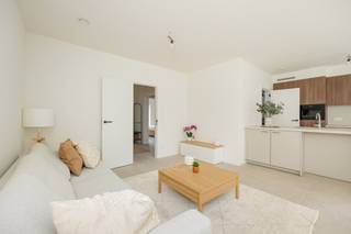 6% BTW mogelijk onder voorwaarden!<br />In Residentie ’t Stoofhof combineer je hedendaags wonen met het stadsleven. Gelegen aan de Molenstraat, pal in het centrum, geniet je van alles wat Aalst te bieden heeft. Boetieks, restaurants en culturele hotspots zoals De Werf liggen om de hoek, terwijl uitstekende verbindingen met Gent en Brussel zorgen voor een vlotte mobiliteit.<br />De Residentie biedt 14 lichtrijke appartementen en 3 penthouses, allen voorzien van privéterrassen. Met duurzame technieken zoals zonnepanelen en warmtepompen geniet je hier van een energiezuinige woning met een E-peil van slechts 20. Bij de meerderheid van de appt. kan je genieten van een vrijstelling van de onroerende voorheffing voor 5 jaar! Contacteer ons voor de volledige lijst van de units die in aanmerking komen.<br />Residentie ’t Stoofhof is tevens ideaal voor investeerders dankzij de centrale ligging en de duurzame voorzieningen.<br />Naast de appartementen biedt Residentie ’t Stoofhof een commerciële ruimte van 156 m². Verkoop volgens de Wet Breyne. De vermelde prijzen zijn excl. RR op de grond, BTW op de constructie, aansluitingskosten voor nutsvoorzieningen, en de kosten voor PID en EPC. 6% BTW mogelijk onder voorwaarden! Prijzen aankoop autostaanplaats op aanvraag.