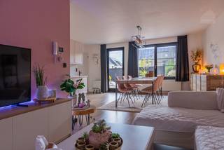 Dit verzorgde gelijkvloerse appartement is zeer centraal gelegen nabij de Markt van Meerhout, op wandelafstand van winkels, horeca, openbaar vervoer en andere dagelijkse voorzieningen.<br /><br />Het appartement beschikt over een aparte inkom, waardoor u geniet van de nodige privacy. Vanuit de inkomhal bereikt u de verschillende vertrekken en de ruime leefruimte met open keuken.<br /><br />De leefruimte, opgedeeld in een eet- en zithoek, vormt samen met de keuken een gezellige en open woonomgeving. De volledig geïnstalleerde keuken werd in 2025 vernieuwd en is voorzien van hedendaagse toestellen en voldoende kastruimte.<br /><br />Verder beschikt het appartement over drie slaapkamers. Eén van de slaapkamers biedt bovendien voldoende ruimte om een afzonderlijke dressing te voorzien.<br /><br />De badkamer is uitgerust met een ligbad/douche en een dubbele wastafel. Daarnaast beschikt het appartement over een apart gastentoilet.<br /><br />Een belangrijke troef is het ruime terras aan de achterzijde, waar u in alle privacy kunt genieten. Via het terras heeft u rechtstreeks toegang tot de achterliggende autostaanplaats.<br /><br />Daarnaast is er een gemeenschappelijke fietsenberging aanwezig.<br /><br />Ook op energetisch vlak zit het goed: de verwarming op aardgas werd vernieuwd in 2024, het appartement beschikt over een EPC-label B.<br /><br />Troeven op een rij:
<ul>
<li><span>Zeer centrale ligging</span></li>
<li><span>Gelijkvloers appartement met aparte inkom en 3 slaapkamers</span></li>
<li><span>Recent vernieuwde keuken, vloeren en verwarmingsketel</span></li>
<li><span>Zeer ruim terras met directe toegang tot de autoplaats</span></li>
<li><span>EPC-label B</span></li>
<li><span>Elektriciteit conform</span></li>
</ul>
<br />Interesse? We nemen graag de tijd om je deze woning ter plaatse te laten ontdekken.<br />📞 014 84 83 69<br />✉️ info@sublimmo.be<br />