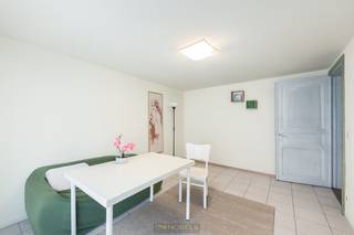 <span><span><strong>1ste bezoekdag woensdag 17 december! Inschrijven kan via www.nobels.be onder referentienummer 4194944.</strong></span></span><br /><br />KARAKTERVOLLE HERENWONING met 4 SLAAPKAMERS en 2 BADKAMERS, gelegen in het hart van Gent. Deze eigendom geniet van een UITSTEKENDE CENTRUMLIGGING, op WANDELAFSTAND van winkels, horeca, openbaar vervoer, universiteiten en alle dagelijkse voorzieningen. Dankzij haar PRAKTISCHE INDELING en STERKE LOCATIE vormt deze woning, mits MODERNISERING, de IDEALE STADSWOONST voor een gezin, én biedt ze aantrekkelijke mogelijkheden als INVESTERING. Een AUTHENTIEKE HERENWONING met veel potentieel, perfect voor wie wil wonen in het BRUISENDE CENTRUM van Gent en tegelijk ruimte zoekt voor het hele GEZIN.<br />Via de inkomhal heeft u toegang tot de woonkamer, keuken, badkamer en de kelder. Op de 1ste verdieping bevindt zich een ruime slaapkamer, gevolgd door een 2de slaapkamer op de 2de verdieping. De 3de verdieping omvat een 3de slaapkamer met een 2de badkamer. De zolderverdieping biedt plaats aan een 4de slaapkamer, ideaal als tienerkamer of logeerruimte.<br /><br />Adres: Geraard Mercatorstraat 46 te Gent<br /><br />EPC: 215kWh, G-score en P-score A, Geen renovatieverplichting van toepassing