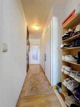 <p><span>Te koop – Appartement nabij centrum Roeselare</span></p><p><span>Gezellig 1 slaapkamerappartement op een gunstige ligging, vlak bij het </span><span>centrum</span><span> van Roeselare en de belangrijkste invalswegen.</span></p><p><span>Het appartement omvat een </span><span>inkomhal</span><span>, een lichtrijke </span><span>leefruimte</span><span> met open </span><span>keuken</span><span>, een praktische </span><span>berging</span><span>, </span><span>één slaapkamer</span><span> met aansluitende badkamer voorzien van een ligbad en een gezellig </span><span>balkon</span><span> aan de voorzijde. </span></p><p><span>Voor het gebouw zijn er voldoende vrije </span><span>parkeerplaatsen</span><span>.</span></p><p><span>Ideaal als investering:</span><span> het appartement is momenteel verhuurd voor </span><span>€ 500 per maand</span><span>.</span></p><p><span> </span></p><p><span> </span></p>