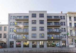 Prachtig nieuwbouwappartement met twee slaapkamers en terras op zeer gunstige ligging binnen de Singel, nabij het stadscentrum met openbaar vervoer en winkels voor de deur! <br /><br />Indeling: <br />inkomhal met apart toilet, ruime leefruimte met open volledig ingerichte keuken (voorzien van alle toestellen), terras van 7m² aan de straatzijde, hal met berging (wasplaats), twee slaapkamers (13 en 9m²), ruime badkamer voorzien van zowel ligbad en douche, toilet en dubbel lavabomeubel. <br /><br />Bijzonderheden:<br />Luxueuze afwerking. Mooie tegelvloer in alle ruimtes. <br />Alle verbruik met individuele meters. <br />1e verdieping met lift. <br />Maandelijkse kosten 80 euro (lift, elektriciteit en onderhoud gemene delen).