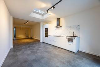 Gelegen vlakbij het Astridpark en op wandelafstand van het bruisende centrum van Kortrijk, geniet je hier van een perfecte combinatie van...