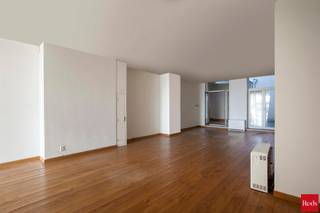 Mooie kantoorruimte gelegen op een toplocatie vlak op de Scheldekaaien!<br /><br />125 m² APPARTEMENT - 125 m² KANTOOR - 7 INPANDIGE PARKINGS<br /><br />Het kantoor is gelegen op de gelijkvloerse en eerste verdieping en heeft een oppervlakte van ca 250 vierkante meter. <br /><br />Het pand is opgedeeld als volgt: <br />Gelijkvloers; inkomhal, zeer ruime open kantoorruimte welke makkelijk in te delen is in verschillende compartimenten. Sanitaire voorzieningen zijn aanwezig. <br /><br />Op de eerste verdieping bevindt zich een appartement van ca. 120 m² voorzien van een open keuken, een masterbedroom en een badkamer.<br /><br />Verder is er een terras en is er de mogelijkheid tot aankoop van 1 tot 7 staanplaatsen aan 32.000 euro per plaats. Deze zijn rechtstreeks toegankelijk via het gebouw. <br /><br /><br />Technische details: <br />Elektrische verwarming <br />Water: individuele meter <br /><br />Voor meer info of een bezoek ter plaatse kan u, ook buiten de kantooruren en tijdens het weekend, vrijblijvend contact opnemen met Vincent via vincent@reds.be