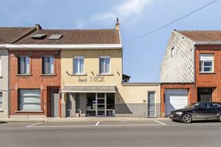 At a central location in the heart of Sint-Denijs, we find this unique property with a combination of a cozy home and a fully equipped...