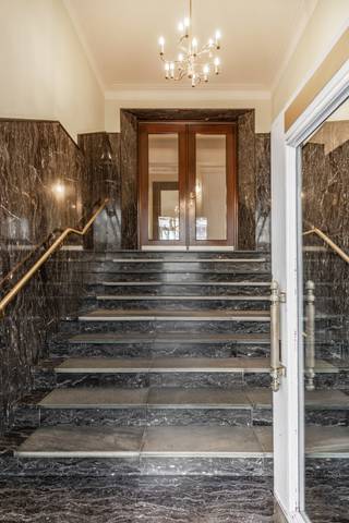 <p><strong>Prachtig en zeer ruim appartement op de 8e verdieping met een fantastisch groen uitzicht, gelegen in een prestigieus gebouw met twee liften.</strong></p>
<p>Dit appartement bevindt zich op wandelafstand van het centrum van Antwerpen en ligt vlakbij het grootste park van de stad, evenals het openbaar vervoer, winkels, scholen, de diamantwijk, gezellige cafés en restaurants. De belangrijke in- en uitvalswegen zijn ook in de directe omgeving aanwezig, wat zorgt voor een uitstekende bereikbaarheid.<br /><br /></p>
<p><strong>Indeling:</strong> Bij binnenkomst betreed je een majestueuze inkomhal met ingebouwde kasten en een apart gastentoilet met handwasser. De hal leidt naar een lichtrijke woonkamer, die dankzij de grote raampartijen een prachtig groen uitzicht biedt. De L-vormige leefruimte is voorzien van een sfeervolle sierhaard, een gezellige zithoek en een ruime eetkamer.</p>
<p>Aangrenzend geeft een elegante smeedijzeren deur toegang tot een aparte ontbijthoek of overdekte veranda, en de volledig uitgeruste keuken. De keuken beschikt over recente Smeg-apparaten (oven, microgolf, vaatwasser, dampkap, dubbele spoelbak en een ijskast met diepvries), evenals een wasmachine.</p>
<p>De hal biedt verder toegang tot twee ruime slaapkamers, waarvan één een en suite badkamer heeft, uitgerust met een bad, een zeer ruime inloopdouche, een toilet en dubbele lavabo.</p>
<p></p>
<p><strong>Bijzonderheden:</strong></p>
<ul>
<li>Zeer centrale ligging</li>
<li>Volledig appartement op parket</li>
<li>Verlichting aanwezig</li>
<li>Conciërge in het gebouw</li>
<li>Kelderruimte beschikbaar</li>
<li>Zeer grote bereikbaarheid</li>
</ul>
<br /><br />Voor meer info of een bezoek ter plaatse, kan u contact opnemen met Sigalit op 0475/668474 of via Sigalit@reds.be