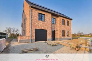 Huurprijs: 2.300 EUR per maand<br />Beschikbaarheid: onmiddellijk<br /><br />In Ophoven, een rustige deelgemeente van Kinrooi op een boogscheut van de Nederlandse grens, staat deze gloednieuwe woning te huur. Een plek waar rust geen privilege is, maar de dagelijkse realiteit. Zicht op de weilanden, geen drukte rondom je — en jij als allereerste bewoner van deze ruime woning.<br /><br />Wie binnenstapt, voelt meteen de logica van de indeling. Keuken en woonkamer vormen één lichtrijk geheel, met de keuken als natuurlijk middelpunt. Grote raampartijen verbinden de leefruimte met de tuin en het omliggende groen — binnen en buiten vloeien in elkaar over.<br /><br />Met een bewoonbare oppervlakte van ca. 275 m² biedt deze woning meer dan voldoende ruimte voor een gezin of voor wie bewust kiest voor ruim wonen.<br /><br />Troeven op een rij:<br />- 5 slaapkamers, verdeeld over de eerste verdieping en de zolderverdieping<br />- twee badkamers en twee toiletten<br />- een kelderverdieping van meer dan 100 m², met rechtstreekse toegang voor fietsen<br />- een inpandige garage en 2 extra parkeerplaatsen voor de woning<br />- gunstige energieprestatie | EPC bouw in opmaak<br />- zonnepanelen<br /><br />De ligging spreekt voor zich, zeker voor wie dagelijks de grens oversteekt. Ophoven ligt vlak bij Nederland, met een vlotte verbinding naar de regio Roermond en omgeving. Tegelijk geniet je hier van het echte Limburgse buitenleven: ruimte, groen en stilte.<br /><br />De tuin sluit naadloos aan op het achterliggende landschap. Of je nu buiten wil zitten, de kinderen wil zien spelen of gewoon wil uitkijken op weilanden — hier kan het nog.