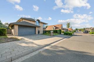 EXCLUSIEF AANBOD: Deze ruime en goed onderhouden villa vormt de perfecte basis voor een ontspannen leven aan de kust, omringd door comfort en luxe.<br /><br />De villa is gelegen in een rustige buurt en bevindt zich op een royaal perceel met privézwembad en inpandige garage. Op slechts 10min wandelen van zee en strand, ideaal voor natuurliefhebbers en zonaanbidders.<br /><br />Indeling: <br /><br />Riante inkomhall (open tot in het dak), afzonderlijk toilet met lavabo, berging/wasplaats met regenwaterpomp, ruime woonkamer 55m² (5x11m) met openhaard, open ingerichte leefkeuken (6x4m), grote dubbele garage (5,5x6m) met oprit voor twee wagens, open nachthall, 3 ruime slaapkamers waarvan één met grote dressing (mogelijkheid tot extra slaapkamer), badkamer met wastafel, ligbad, douche en twee toilet, grote bergkamer, grote geïsoleerde zolder, prachtig aangelegde zonnige tuin (zuid-gericht) met terras, groot verwarmd zwembad (3,5x11m), tuinhuis. <br /><br />- 16 Zonnepanelen<br />- Elektriciteit conform<br />- Geïsoleerd dak. <br />- Regenwaterput 15.000 liter