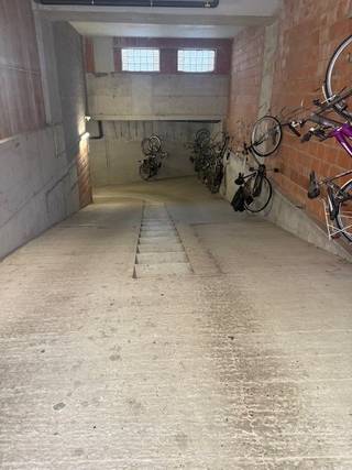 Op de hoek van de Gentstraat en de Kapelstraat vindt u de inrit voor deze garagebox.<br />Vlot en makkelijk in- en uitrijbaar.<br />Afmetingen garagebox : 5,05 x 2,69 m.<br />Manuele garagepoort.<br />Prijs: 45.999,00 EUR.<br /><br />Voor een bezichtiging, bel Rose op 059 330 430 of stuur een mailtje: rose@immo-bel-air.be