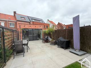 Ligging<br /><br />Deze grotendeels gerenoveerde woning combineert comfortabel wonen met een uitstekende energieprestatie. Dankzij de achteruitweg via de Eendrachtstraat is het perceel ook langs achter bereikbaar. Op de reeds gegoten betonplaat heeft u de mogelijkheid om een garage te bouwen.<br /><br />Bekijk zeker onze vastgoedvideo voor een beter beeld van de woning:<br />https://youtube.com/shorts/3Air0Iy5_X0?feature=share<br /><br />Algemeen<br /><br />De woning werd de voorbije jaren grotendeels gerenoveerd. Energiegerichte investeringen zorgen voor een uitstekend EPC-label A met een energiescore van slechts 83 kWh/m².<br /><br />Indeling<br /><br />Gelijkvloers<br /><br />Via de inkomhal met apart toilet (3,70 m²) bereikt u de ruime leefruimte met open keuken (66 m²). De keuken heeft een eiland, vaatwasser, XL-gasfornuis, oven, microgolfoven, warmhoudlade en koelkast.<br /><br />Eerste verdieping<br /><br />De nachthal geeft toegang tot twee slaapkamers van elk 10,30 m². De badkamer van 6,50 m² is ingericht met een inloopdouche, dubbel lavabomeubel en toilet.<br /><br />Tweede verdieping<br /><br />Op de tweede verdieping bevinden zich nog twee slaapkamers van respectievelijk 9,90 m² en 9,60 m². Hierdoor beschikt de woning in totaal over vier slaapkamers.<br /><br />Tuin<br /><br />De zongerichte tuin van 240 m² biedt volop ruimte om buiten te genieten en beschikt over een terras van 35 m² en een tuinhuis. Via de Eendrachtstraat heeft u een achteruitweg. Een betonplaat voor een mogelijke garage is reeds aanwezig.<br /><br />Troeven<br /><br />* EPC-label A – 83 kWh/m²<br />* Volledig geïsoleerd<br />* Centrale verwarming op aardgas met condensatieketel<br />* 17 zonnepanelen en waterverzachter<br />* Regenwaterput van 20.000 liter<br />* Asbestveilig<br /><br />Heeft u interesse in deze woning? Neem contact op met onze makelaar Frédéric via verkoop@partnersinvastgoed of 057/21.93.36 en plan uw bezoek ter plaatse.<br /><br />Wenst u uw eigen woning te verkopen? Vraag uw gratis schatting aan. Partners in Vastgoed begeleidt u persoonlijk en transparant naar een vlotte verkoop aan de hoogst mogelijke prijs.<br /><br />
