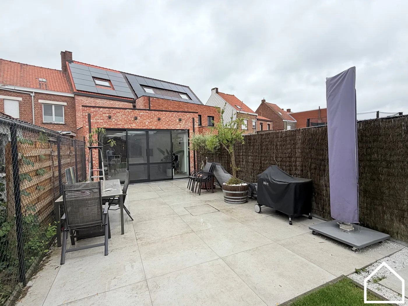 GERENOVEERDE WONING MET 4 SLPKS, TUIN EN MOGELIJKHEID TOT GARAGE - foto 2