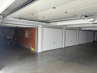 Well-located garage for sale under the “Villa Frejus” residence in Middelkerke, Warande 33, a stone's throw from the center and the seafront! The garage is easy to enter and easily accessible via the Ijzerlaan.<br /><br />Dimensions:<br />- depth: 5.40 m<br />- width: 2.75 m<br />- entry width: 2.35 m<br />- height: 1.72 m<br /><br />Are you interested in a garage box centrally located near the center of Middelkerke? Don't hesitate to contact us for more information or a site visit!<br /><br />Register of measures: no