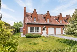 <p><span>Zeer leuke half open bebouwing met mooie tuin op een zeer goede locatie in Meulebeke.  Deze woning is perfect voor ieder gezin en voldoet aan alle vereisten van een jong gezin: mooie leefruimte met open keuken in landelijke stijl, berging, mooie tuin met dubbel tuinhuis, garage en oprit voor 2 auto's, ruime badkamer.  Met een paar kleine aanpassingen is deze woning perfect om een mooie toekomst op te bouwen.  Heb je interesse in deze topwoning, bel snel naar 056/96.08.00 of mail naar info@property-vastgoed.be </span></p>