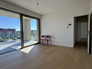 Nieuwbouw 2-slaapkamer-appartement in uniek cohousing-project in een autovrije woonwijk gelegen op een toplocatie (Komet-site) nabij de Leuvense Vaart in Mechelen.Indeling privé-unitDit lichtrijke appartement omvat een inkomhal met apart toilet, berging, gezellige leefruimte met open keuken met aansluitend terras, wasberging, aparte slaapkamer en een comfortabele badkamer. Dit appartement is perfect voor alleenstaanden of koppels die bewust willen wonen met ruimte voor privacy én verbondenheid.Unieke gemeenschappelijke voorzieningenAls bewoner van dit cohousing-project geniet je van heel wat gedeelde ruimtes die het leven aangenamer maken:* NIVEAU -1 : Fietsenstalling* NIVEAU 0 : Fietsherstelruimte & wasplaats* NIVEAU 1 : Leefruimte met terras & zicht op de binnenhof en de Leuvense vaart* NIVEAU 2 : Mezzanine aan leefruimte * NIVEAU 3 : Stille ruimte voor ontspanning, lezen of rustig werk* NIVEAU 4 : Gezellige leefruimte uitgerust met een keuken (75 m²) & aansluitend zonneterras met zicht op de vaart, ideaal voor een drankje en/of diner in de zon of gewoon een leuke babbel met de buren.* NIVEAU 5 : Daktuin met een gedeelde moestuin met diverse plantenbakken & met een prachtig uitzicht over de Stad. LiggingDe ligging is een absolute troef: rustig, nabij het water, maar toch op wandelafstand van het centrum van Mechelen, het station en met vlotte toegang tot de Leuvense Vaart en fietsostrades. Een ideale uitvalsbasis voor pendelaars en levensgenieters.Troeven op een rijtje✔ Energiezuinig en onderhoudsvriendelijk appartement✔ Deelname aan een warm cohousingverhaal✔ Ideale ligging in een opkomende buurt✔ Gedeelde voorzieningen die het dagelijks leven verrijken✔ Autovrije woonwijkBen je op zoek naar meer dan enkel een woning, maar ook naar een leefgemeenschap waar duurzaamheid en verbinding centraal staan? Neem dan snel contact met ons op voor een bezichtiging!