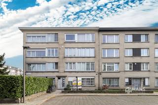 <p><span> </span></p><p><span>Instapklaar gelijkvloersappartement (79 m²) met 2 slaapkamers en ruime tuin in Deurne.</span></p><p><span> </span></p><p><span>Je woont aan de voet van het Bisschoppenhofpark, waardoor het hier erg rustig vertoeven is. Dankzij de nabijheid van de Bisschoppenhoflaan profiteer je van een vlotte verbinding tot de snelweg en ook aan openbare vervoersmogelijkheden en velo-stations is er geen gebrek in de nabije omgeving.</span></p><p><span> </span></p><p><span>In een rustige doodlopende straat treffen we dit kleinschalige gebouw bestaande uit 6 appartementen waarvan het dak geïsoleerd is. Maandelijkse kosten voor het gebouw zijn ca. 260 euro p/maand  (water, verwarming, lift, blokpolis, syndicus). In het appartement is de elektriciteit vernieuwd en conform en beschikken de ramen nog over enkele beglazing.</span></p><p><span> </span></p><p><span>Je woont hier op het gelijkvloers, waardoor je kan genieten van jouw eigen gezellige, onderhoudsvriendelijke tuin met zuid-oost-oriëntatie. Vooraan in het appartement bevindt zich de woonkamer met aansluitend de keuken, goed voor een totale oppervlakte van zo’n 34 m². Aan de achterzijde situeren zich de 2 slaapkamers van ca. 8 m² en 14 m², van waaruit je toegang hebt tot de tuin. De badkamer (4 m²) is voorzien van een ligbad, toilet en lavabo.</span></p><p><span>Tot slot staat er een privatieve kelderberging ter beschikking. Ben je op zoek naar een ideaal startersapparement met tuin? Mis deze kans niet!</span></p><p><span>Bewoonbare opp. 79 m² ref.: bruto vloeropp. EPC-certificaat. Voor meer info of een gratis schatting surf naar www.hansimmo.be</span></p><p><span> </span></p>