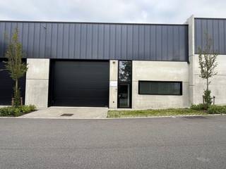 De beschikbare ruimte omvat een magazijn van 330 m² (waarvan 40 m² mezzanine) en 50 m² kantoorruimte. Het magazijn is uitgerust met een automatische sectionaalpoort en een afzonderlijke toegangsdeur, een lichtstraat met rookluik en een vrije hoogte van 5,7 meter. De kantoorruimte, verdeeld over het gelijkvloers en de eerste verdieping, is modern ingericht en biedt veel lichtinval. Tevens beschikt de unit over drie parkeerplaatsen.<br /><br />De site is vlot bereikbaar dankzij de gunstige ligging aan de Mechelsesteenweg in Dendermonde, met een directe aansluiting op de N41. Via deze weg bereikt u in enkele minuten de E17 (op- en afrit Lokeren), wat zorgt voor een uitstekende verbinding richting Gent en Antwerpen.<br /><br />Heeft u interesse of wenst u graag meer details over dit aanbod? Neem contact op met Gill voor meer info, plannen en lastenboek via het nummer 09 219 90 30.