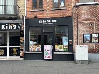 <p><span>NL. Telefonisch worden geen bezoekmomenten geregeld. Wenst u een bezoek? Gelieve dan het invulveld van deze website te vervolledigen met uw naam, uw telefoonnummer en uw e-mailadres. Wij zullen u vervolgens uitnodigen voor een bezichtiging.<br />FR. Aucune visite n'est organisée par téléphone. Vous souhaitez une visite ? Remplissez le formulaire de ce site web en indiquant votre nom, votre numéro de téléphone et votre adresse e-mail. Nous vous inviterons ensuite à une visite.<br />EN. Visits will not be arranged by phone. Would you like a visit? Then please complete the form on this website with your name, phone number and e-mail address. We will then invite you for a viewing.<br /><br />In het centrum van Aalst bevindt zich op de Molendries 26 dit handelspand, gelegen in een commerciële buurt, kortbij station en stadsdiensten.</span></p><p><span><br />Het bestaat uit een leuke winkelruimte of bureel. Vervolgens is er een berging met kitchenette, een ruime doorgang (voor kasten of rekken), een apart toilet en een ruimte achteraan.<br />Het pand is bereikbaar met de auto.</span></p><p><span> </span></p><p><span>Reden van vertrek: De huurder kocht een eigen pand. <br /><br />Huurprijs 1000 euro/maand + jaarlijkse verrekening onroerende voorheffing<br />3 maanden huurwaarborg bij Korfine. </span></p>