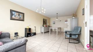 <p>Bij ImmoFusion 7/7 “open huis”: klik op onze 3D-TOUR.<br />Ervaar vastgoed alsof je er zelf doorloopt!<br /><br />Instapklaar appartement met 2 slaapkamers, garage, autostaanplaats en groot zonneterras in hartje Zolder.<br /><br />Op zoek naar een ruim en perfect onderhouden appartement op een toplocatie? Dan is dit instapklare appartement in het centrum van Zolder precies wat u zoekt!<br />Gelegen op wandelafstand van winkels, scholen, het gemeentehuis en het cultureel centrum, combineert deze woning comfort, ruimte en een uitstekende bereikbaarheid.<br /><br />Pluspunten:<br />- Ruime en lichtrijke woonkamer met toegang tot het terras aan de voorzijde <br />- 2 volwaardige slaapkamers aan de rustige achterzijde <br />- Verzorgde badkamer met ligbad en lavabo <br />- Extra berging/wasplaats <br />- Groot zonneterras aan de achterzijde, volledig omheind en ideaal om te genieten van rust en privacy <br />- Garage met bergruimte<br />- Extra autostaanplaats voor de garage<br />- Lift aanwezig in het gebouw<br />- Twee terrassen (voor- en achterzijde)<br />- Rustige residentie<br />- Lage energiekosten<br />- Rolluiken aanwezig<br /><br />Een ideale woning voor starters, koppels, senioren of investeerders die op zoek zijn naar een comfortabele woonst op een centrale ligging.<br /><br />Maatregelen opgenomen in het Maatregelenregister: nee<br /><br />Voor een bezichtiging ter plaatse of meer info, bel ons op 078/78.78.70, of kom gewoon binnen op ons kantoor, steeds welkom!</p>