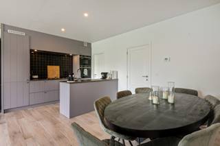 Dit verzorgd gelijkvloers appartement is gelegen in een kleinschalig gebouw op een uiterst centrale locatie. Op wandelafstand vindt u winkels, restaurants, supermarkt en openbaar vervoer, terwijl u eveneens geniet van een vlotte verbinding naar belangrijke in- en uitvalswegen.<br /><br />Indeling: Via de inkomhal met apart toilet en handenwasser betreedt u de lichtrijke woon- en eetkamer met open, volledig geïnstalleerde keuken. Dankzij het schuifraam heeft u directe toegang tot het terras en de aangename tuin, waar u in alle rust kan genieten. Aansluitend aan de keuken bevindt zich een praktische berging met aansluiting voor wasmachine en droogkast. Via de nachthal bereikt u de ruime slaapkamer met ensuite badkamer, uitgerust met een lavabomeubel en douche.<br /><br />Extra troeven: Gelijkvloers appartement met tuin - Garagebox inbegrepen - Kleinschalig gebouw - Centrale ligging nabij winkels, horeca en openbaar vervoer en vlotte bereikbaarheid<br /><br />Een ideaal appartement voor wie comfortabel en rustig wil wonen op een toplocatie.