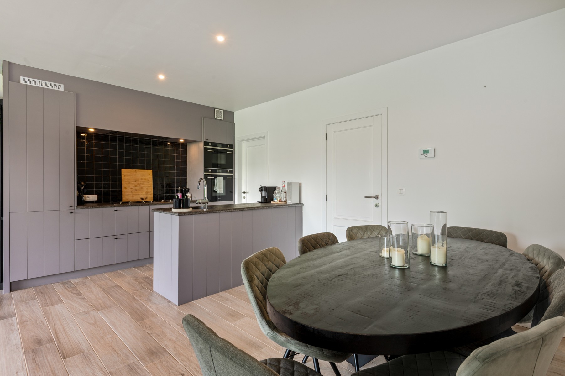 Goed gelegen gelijkvloers appartement met 1 slaapkamer, tuin en garage - foto 3