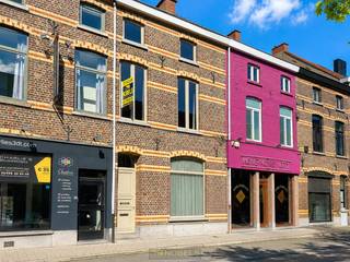 Op een <strong>centrale locatie</strong> te Oudenaarde treft u deze knappe, instapklare woning met gesloten karakter. Bovendien op een bevoorrechte ligging: in het verlengde van de Markt en in de directe nabijheid van het <strong>station</strong>, de <strong>N60</strong> (Gent-Ronse).<br /><br />Indeling; inkom, aangename woonkamer, ingerichte keuken, wasplaats en badkamer. Op de eerste verdieping huizen er 2 grote slaapkamers. De zolder is toegankelijk via een vaste trap. Bovendien beschikt deze topper over een droge kelder, buitenberging en onderhoudsvriendelijk stadstuintje. <br /><br /><strong>Adres:</strong> Stationsstraat 48 - 9700 Oudenaarde <br />Beschikbaar vanaf 1 juli 2026<br />Huurprijs: €895/mnd<br />EPC: 383 kWh/m² - UC: 3869072