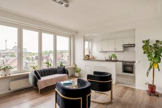 <br />Bent u op zoek naar een instapklaar appartement met ruimte, comfort en een vlotte bereikbaarheid? Dan is dit verzorgd appartement zeker een bezoek waard.<br /><br />Bij het binnenkomen komt u terecht in een praktische inkomhal die toegang geeft tot de verschillende ruimtes. De ruime en lichtrijke woonkamer zorgt voor een aangename leefomgeving dankzij de grote raampartijen en het open gevoel. Aansluitend bevindt zich de volledig geïnstalleerde keuken, voorzien van alle nodige comfort.<br /><br />Verder beschikt het appartement over drie volwaardige slaapkamers, ideaal voor gezinnen, thuiswerk of hobbyruimte. De moderne badkamer is stijlvol afgewerkt en er is bovendien een apart gastentoilet aanwezig.<br /><br />Via de leefruimte heeft u toegang tot het gezellige terras waar u in alle rust kan genieten.<br /><br />Extra troeven:<br />-Gunstig EPC-attest<br />-Asbestveilig<br />-Lift aanwezig in het gebouw<br />-Goed onderhouden appartement<br />-Gelegen nabij belangrijke invalswegen en met vlotte verbindingen<br /><br />Dit appartement combineert ruimte, licht en een uitstekende ligging tot een ideale woonst of investering.<br /><br />Heeft u interesse of vragen? Contacteer ons via jeffrey@jurimmo.be of +32 474 04 13 26