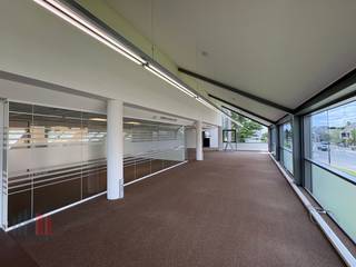 Instapklaar en modern kantoor van 345 m² te huur op de 1ste verdieping van een commercieel pand met uitstekende <strong>zichtbaarheid </strong>langs de Kortrijksesteenweg in Sint-Martens-Latem. Deze kantoorruimte, geschikt als kantoor of showroom, is strategisch gelegen op slechts 4,6 km van de<strong> E40 en R4</strong> en is bovendien vlot bereikbaar met het openbaar vervoer dankzij een bushalte (lijnen 77 en 78) vlak voor de deur.<br /><br />De ruimte beschikt over een open space met 1 vergaderzaal in glas, een kitchenette, sanitair, een berging en een aparte inkom met lift. Het kantoor is <strong>modern </strong>uitgerust met verwarming, airco, verlichting en tapijtvloer en veel lichtinval door de grote glaspartijen. Tevens <strong>5 privatieve parkeerplaatsen</strong> beschikbaar.<br /><br />Voor meer informatie, detailplannen, of het boeken van een vrijblijvend plaatsbezoek, neemt u gerust contact op met <strong>PANORAMA B2B GENT KANTOREN </strong>op het nummer <strong>0477 44 39 30</strong>.